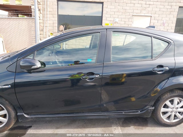 Toyota Prius C One/two/three/four 2017 JTDKDTB32H1592304 Image 14