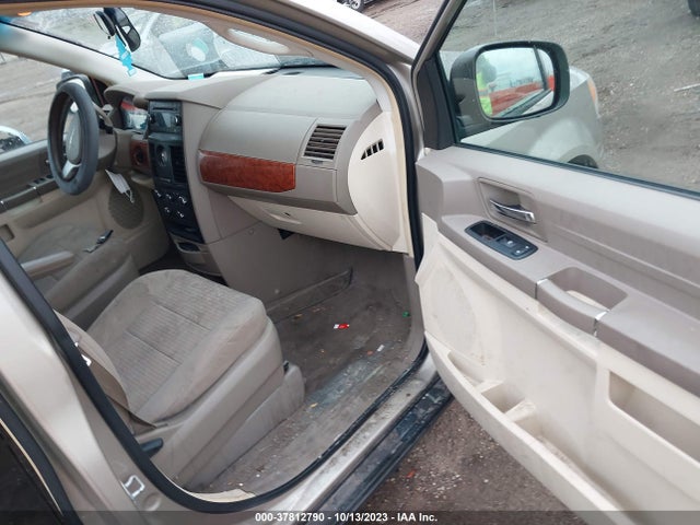2008 CHRYSLER TOWN & COUNTRY LX VIN: 2A8HR44H48R621672