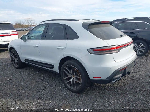 2022 PORSCHE MACAN WP1AA2A56NLB09283 Photo 2