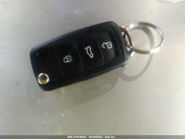 1VWBT7A37HC085220 Volkswagen Passat 1.8t Se