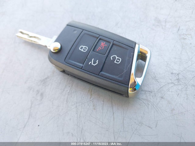 3VV3B7AX3JM081801 Volkswagen Tiguan Sel