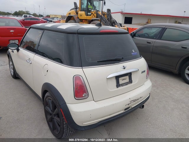 2005 MINI COOPER HARDTOP WMWRC33465TJ66055 Photo 2