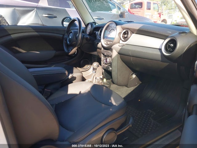 2011 MINI COOPER CLUBMAN WMWZF3C56BTY00766 Photo 4