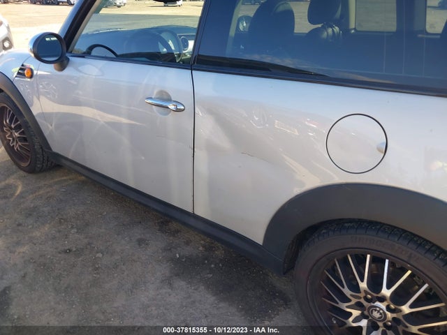 2011 MINI COOPER CLUBMAN WMWZF3C56BTY00766 Photo 5