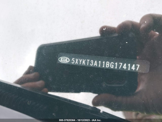 2011 KIA SORENTO LX VIN: 5XYKT3A11BG174147