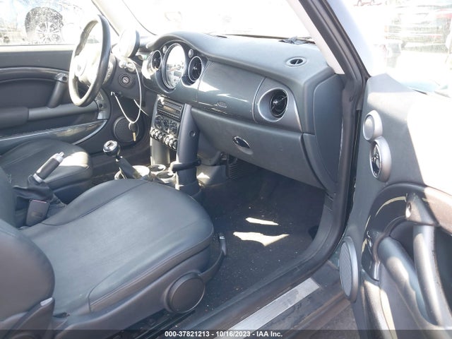2004 MINI COOPER HARDTOP VIN: WMWRC334X4TC48694