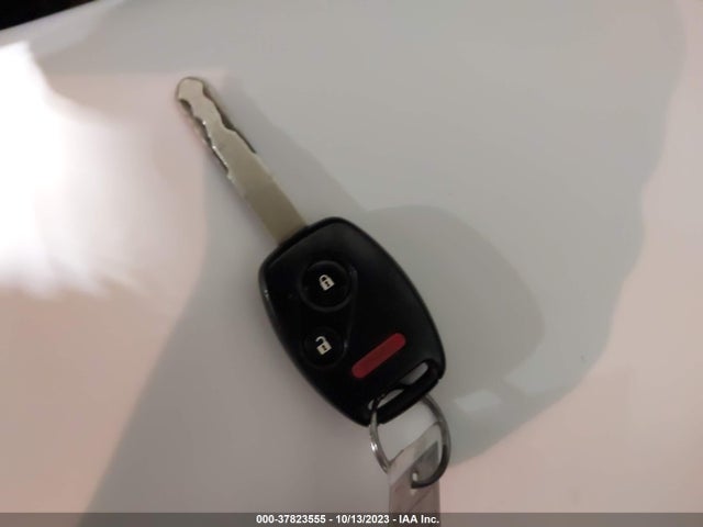 2012 HONDA FIT VIN: JHMGE8H33CS008811