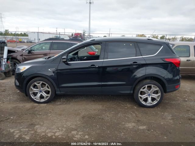 1FMCU9J93KUA31995 Ford Escape Titanium