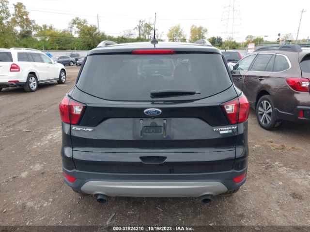 1FMCU9J93KUA31995 Ford Escape Titanium