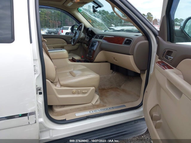 2011 CHEVROLET SUBURBAN 1GNSKKE33BR228274 Photo 4