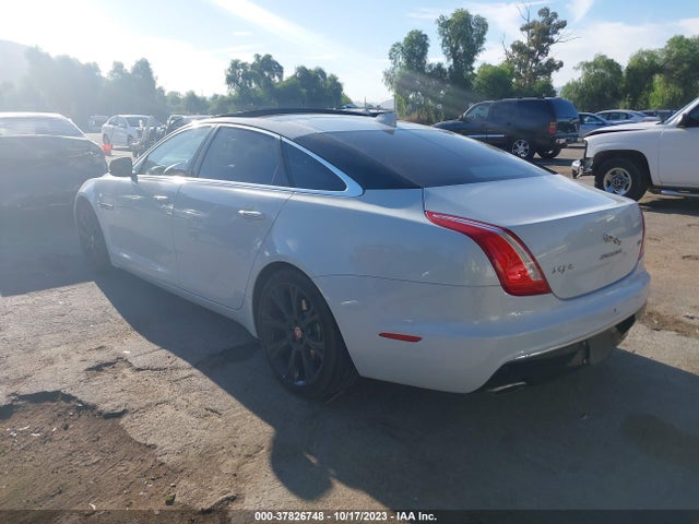 2017 JAGUAR XJ SAJWA2G77H8W12653 Photo 2