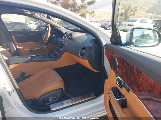 2017 JAGUAR XJ SAJWA2G77H8W12653 Photo 4