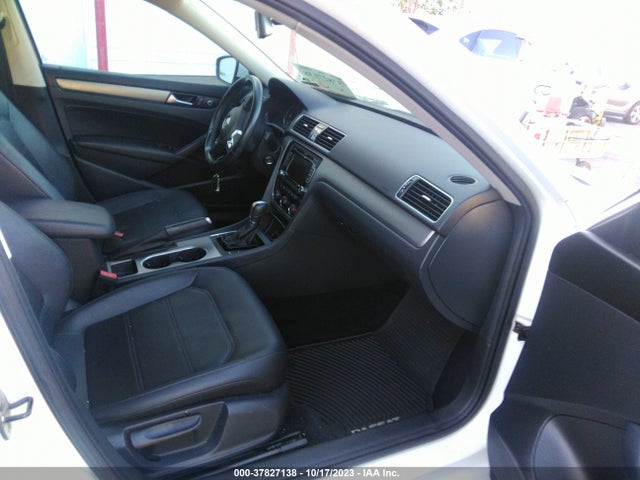 1VWBT7A38EC053050 Volkswagen Passat Se W/sunroof