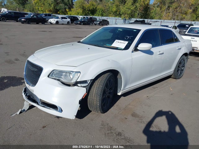Chrysler 300 Limited 2015 2C3CCARG2FH810877 Image 2