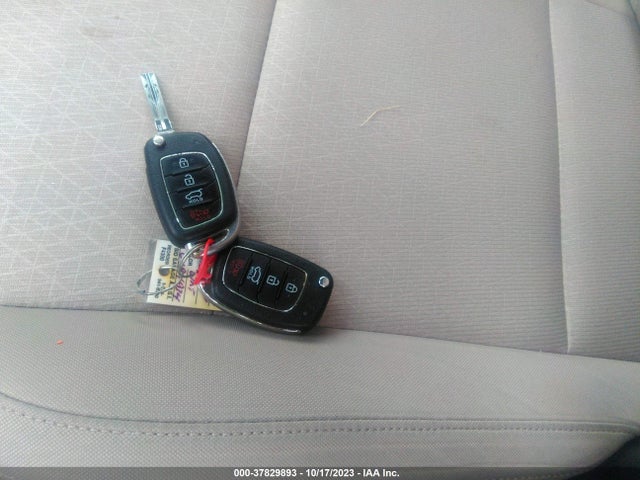 2016 HYUNDAI TUCSON SE VIN: KM8J23A40GU194934