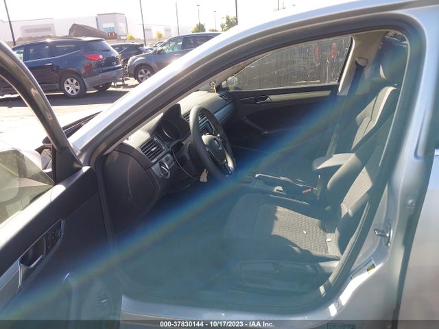 1VWAT7A33HC016858 Volkswagen Passat 1.8t S