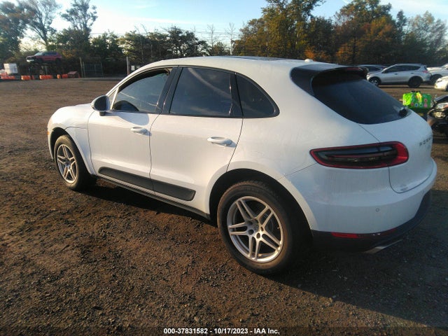 2017 PORSCHE MACAN WP1AA2A59HLB82667 Photo 2