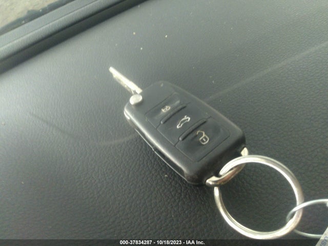 1VWAA7A32JC002705 Volkswagen Passat R-line