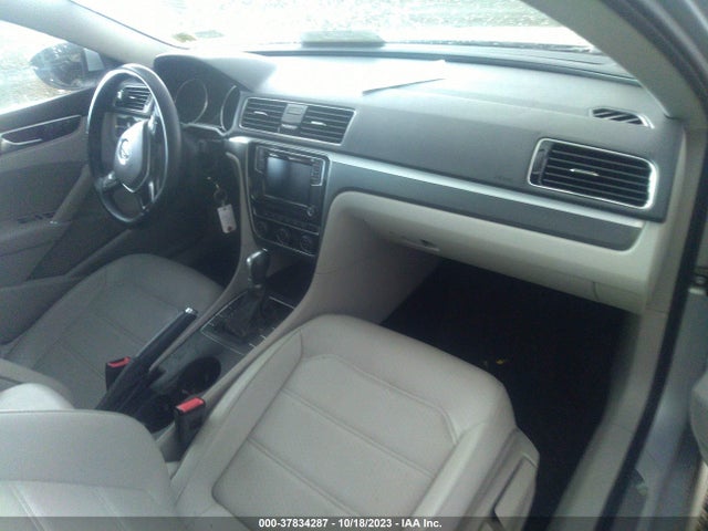 1VWAA7A32JC002705 Volkswagen Passat R-line