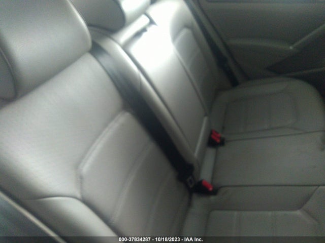 1VWAA7A32JC002705 Volkswagen Passat R-line