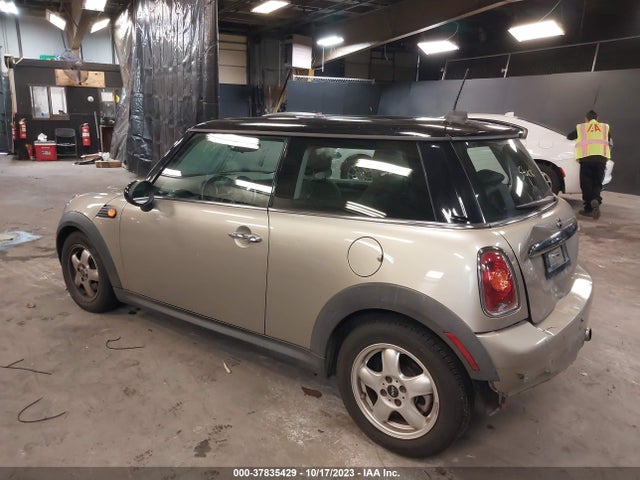 2009 MINI COOPER WMWMF335X9TW75663 Photo 2