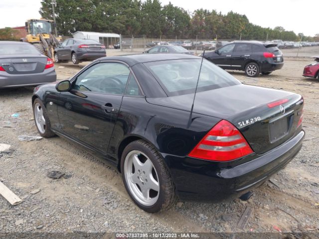 1999 MERCEDES-BENZ SLK-CLASS WDBKK47F9XF142292 Photo 2