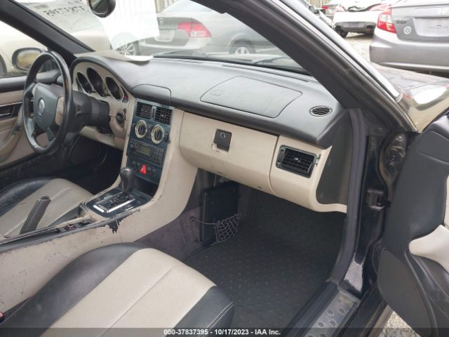 1999 MERCEDES-BENZ SLK-CLASS WDBKK47F9XF142292 Photo 4