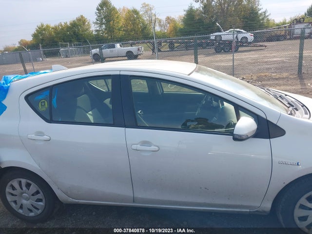 Toyota Prius C One/two/three/four 2016 JTDKDTB32G1129027 Image 13
