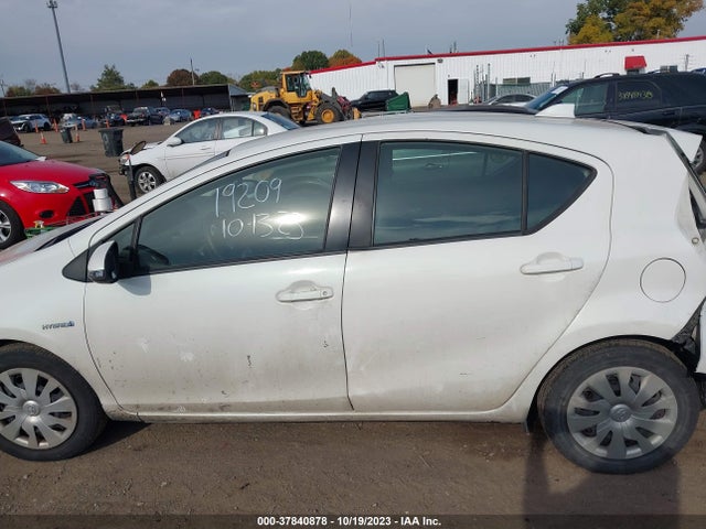 Toyota Prius C One/two/three/four 2016 JTDKDTB32G1129027 Image 14