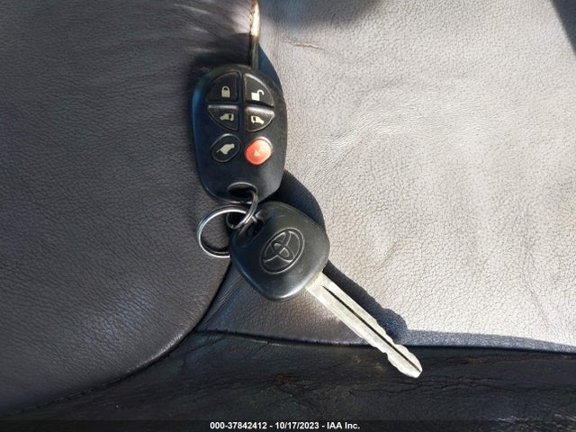 2004 TOYOTA SIENNA XLE VIN: 5TDBA22C34S021811