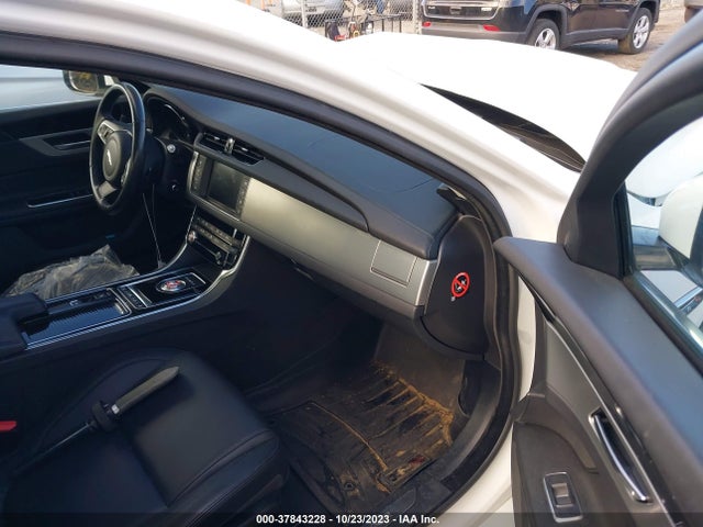 2016 JAGUAR XF SAJBJ4BV1GCY16439 Photo 4
