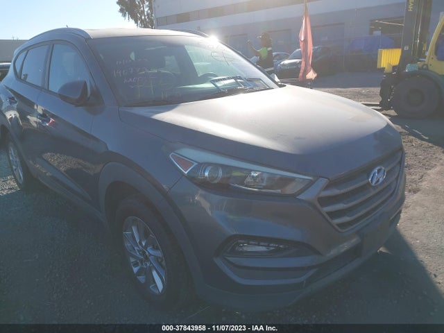 2016 KM8J33A44GU117612 main image