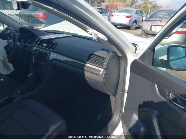 1VWBA7A37JC030455 Volkswagen Passat 2.0t Se