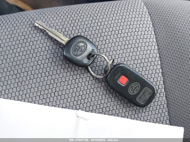 2005 TOYOTA MATRIX STD/XR VIN: 2T1LR32E25C498602