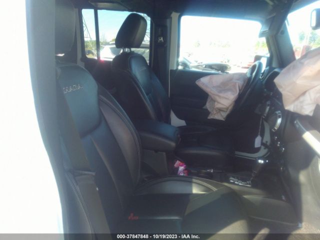 1C4BJWEG1HL700442 Jeep Wrangler Unlimited Sahara