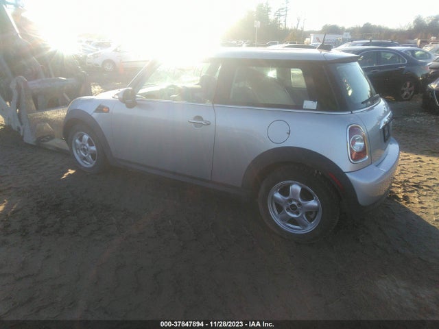 2011 MINI COOPER HARDTOP WMWSU3C54BT099507 Photo 2
