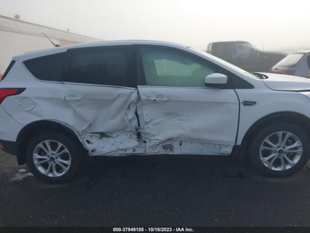 1FMCU9GD2KUA55281 Ford ESCAPE SE
