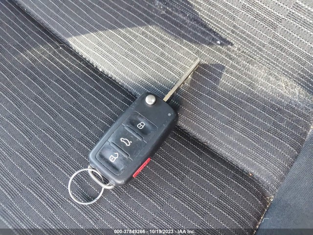 WVGAV7AX8HK043121 Volkswagen TIGUAN