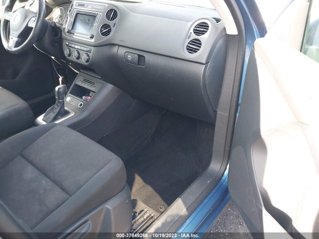 WVGAV7AX8HK043121 Volkswagen TIGUAN