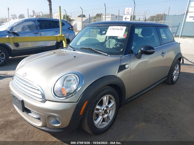 2011 MINI COOPER HARDTOP WMWSU3C59BT093492 Photo 1
