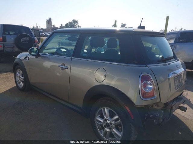 2011 MINI COOPER HARDTOP WMWSU3C59BT093492 Photo 2