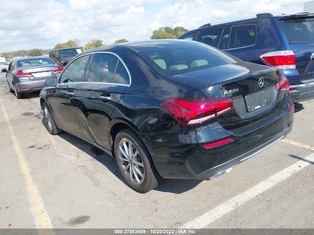 WDD3G4EB3KW025989 Mercedes-Benz A 220