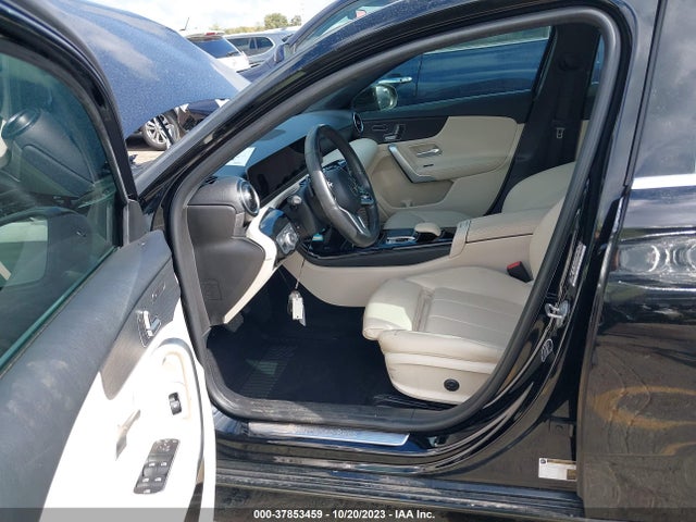 WDD3G4EB3KW025989 Mercedes-Benz A 220
