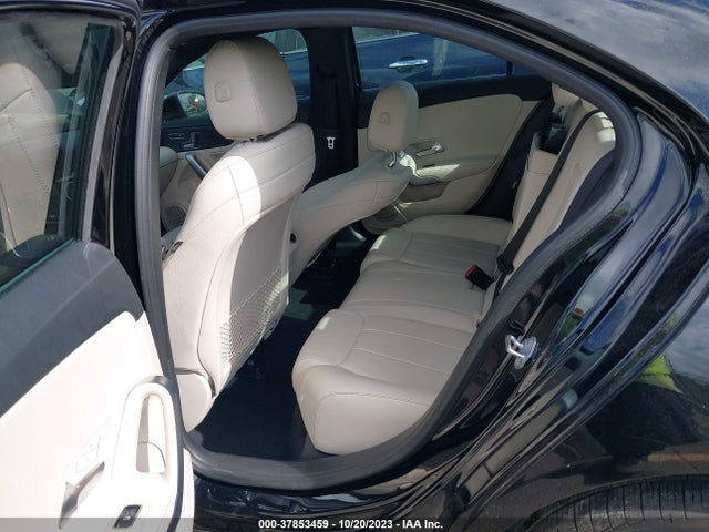 WDD3G4EB3KW025989 Mercedes-Benz A 220