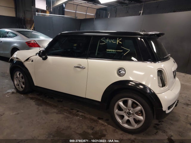 2010 MINI COOPER S WMWMF7C51ATZ69383 Photo 2