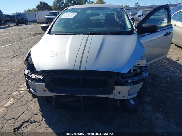 2018 FORD FOCUS S VIN: 1FADP3E21JL201016