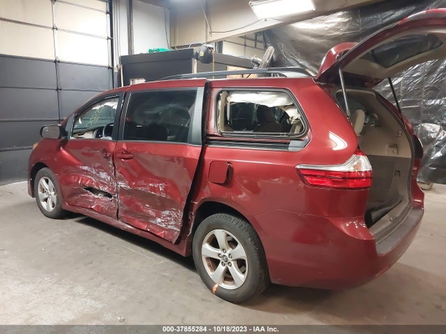 2018 TOYOTA SIENNA LE 8 PASSENGER VIN: 5TDKZ3DC0JS915191