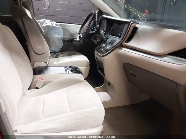 2018 TOYOTA SIENNA LE 8 PASSENGER VIN: 5TDKZ3DC0JS915191