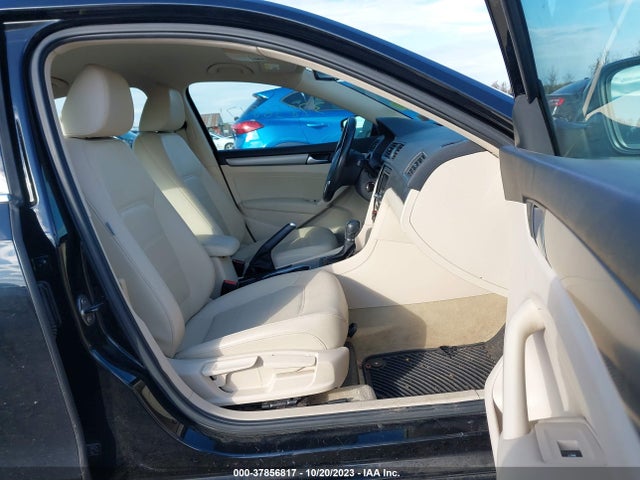 1VWBT7A33FC003058 Volkswagen Passat 1.8t Se
