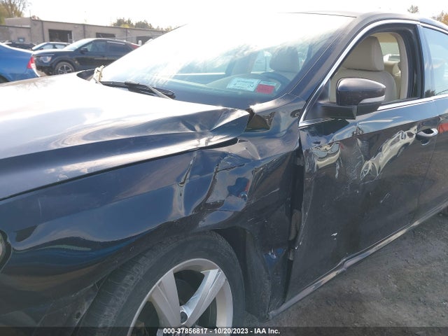1VWBT7A33FC003058 Volkswagen Passat 1.8t Se